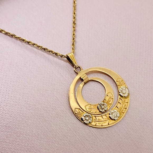 Kay Jewelers Jewelry - EUC Antique 18k Yellow Gold Medallion Pendant w/ 18k Chain